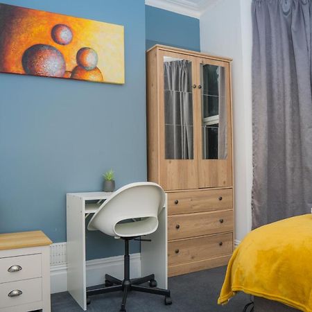 The Private Villa, Northampton Centre, 9 Beds, 5 Bedrooms, Sleeps 12 외부 사진