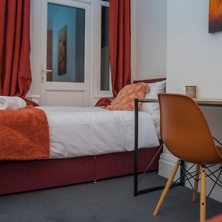 The Private Villa, Northampton Centre, 9 Beds, 5 Bedrooms, Sleeps 12 외부 사진