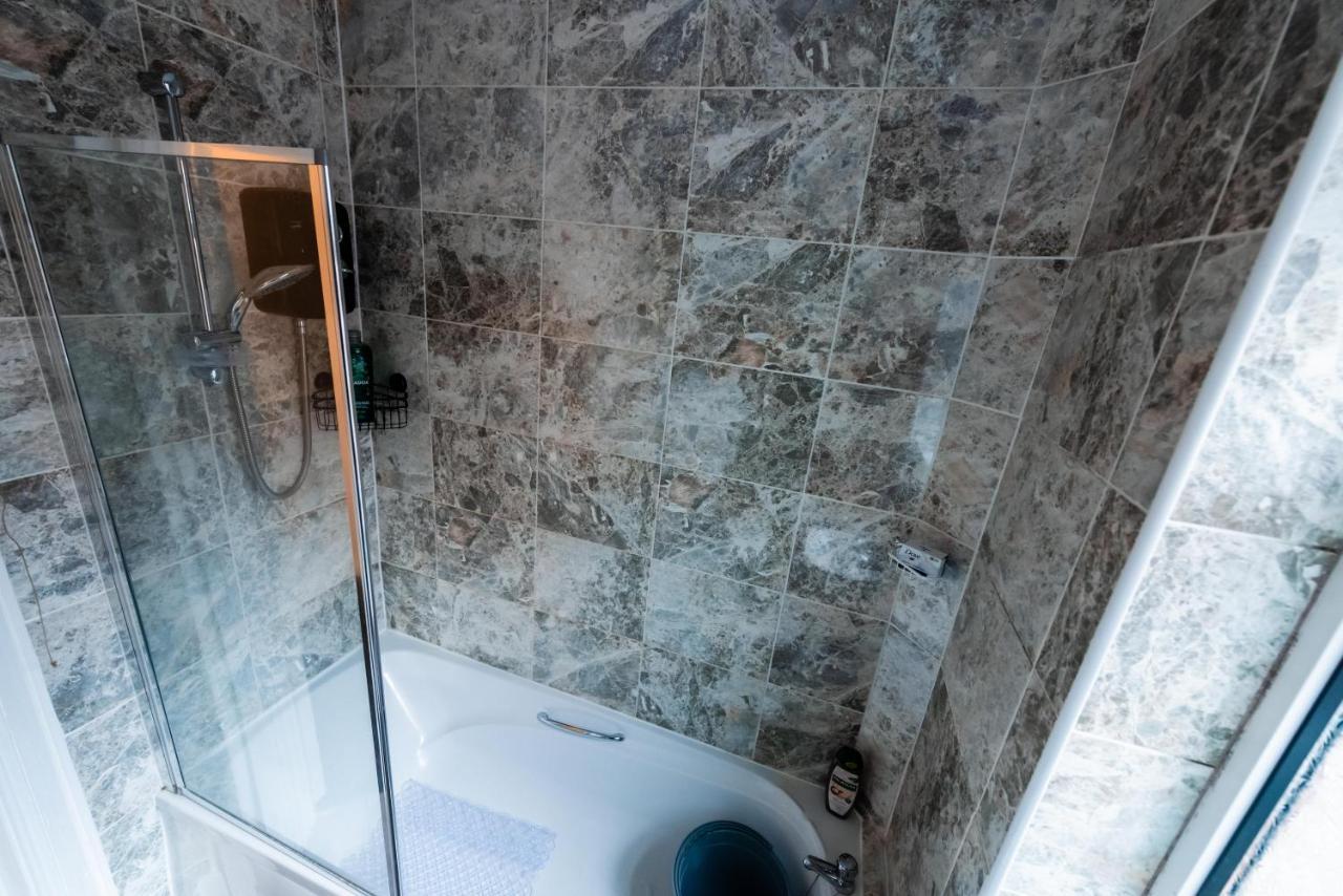 The Private Villa, Northampton Centre, 9 Beds, 5 Bedrooms, Sleeps 12 외부 사진
