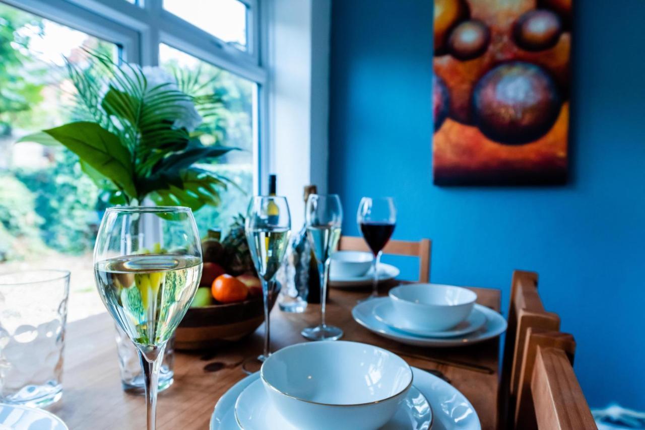 The Private Villa, Northampton Centre, 9 Beds, 5 Bedrooms, Sleeps 12 외부 사진