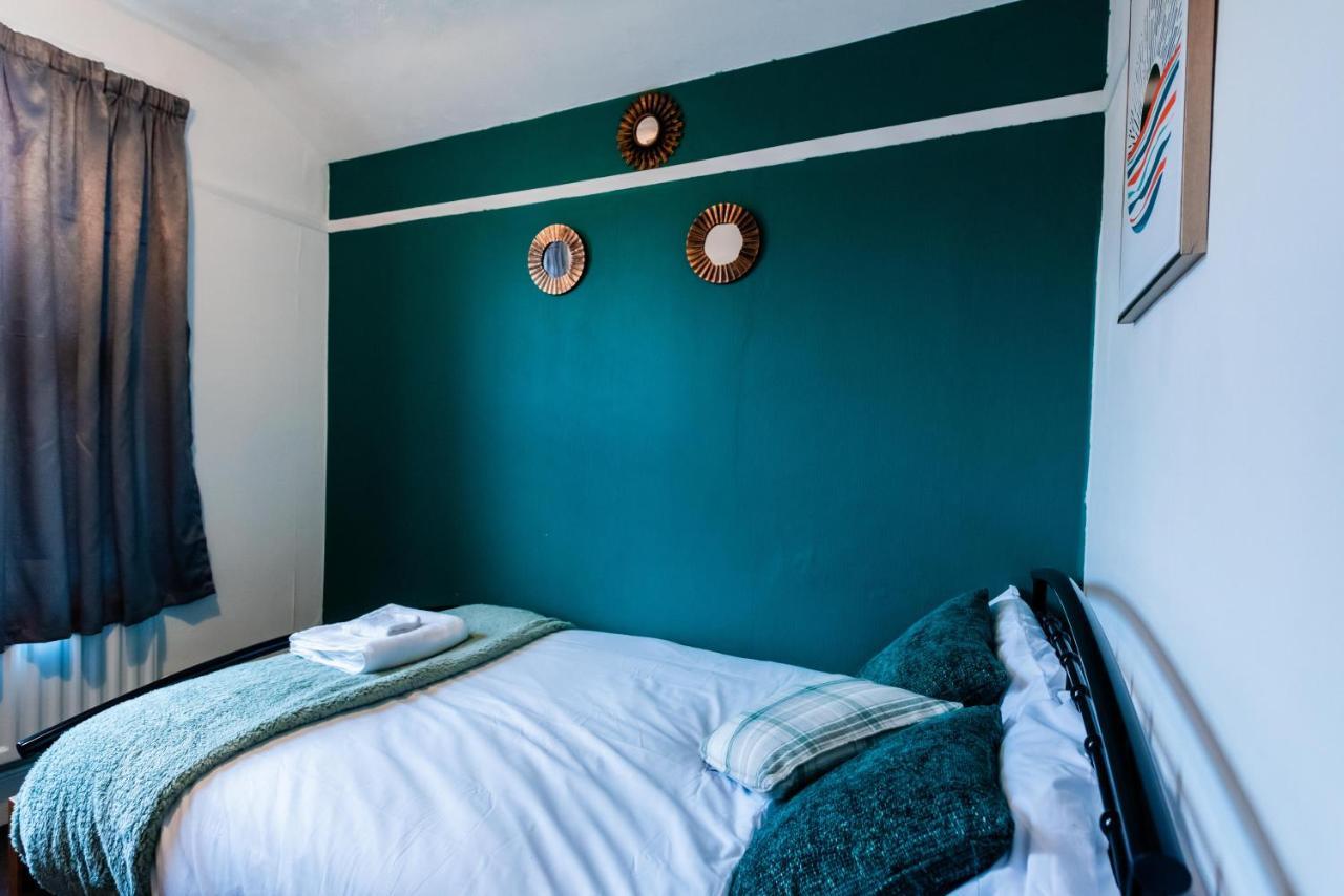 The Private Villa, Northampton Centre, 9 Beds, 5 Bedrooms, Sleeps 12 외부 사진