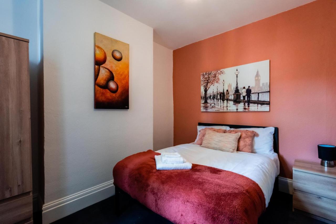 The Private Villa, Northampton Centre, 9 Beds, 5 Bedrooms, Sleeps 12 외부 사진