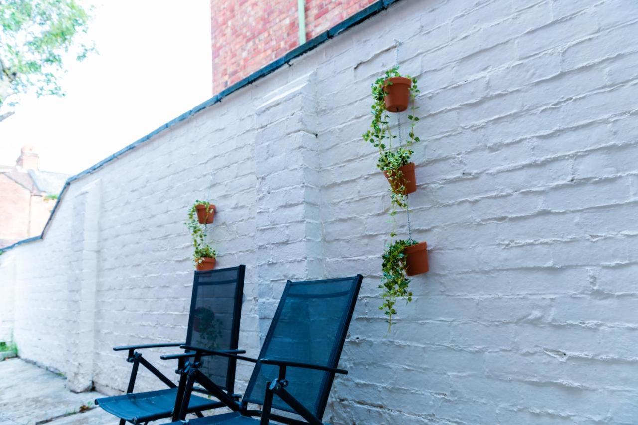 The Private Villa, Northampton Centre, 9 Beds, 5 Bedrooms, Sleeps 12 외부 사진