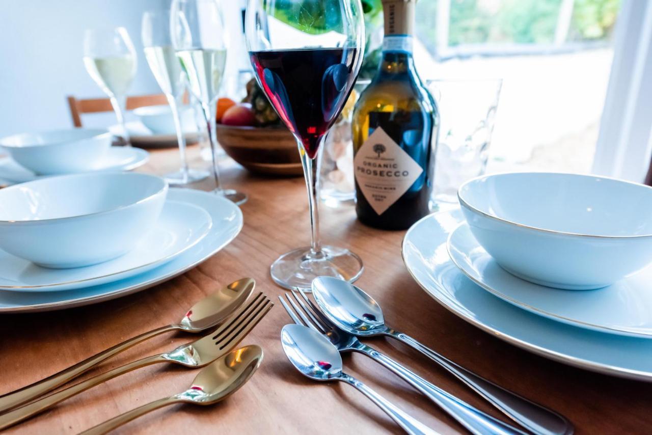 The Private Villa, Northampton Centre, 9 Beds, 5 Bedrooms, Sleeps 12 외부 사진