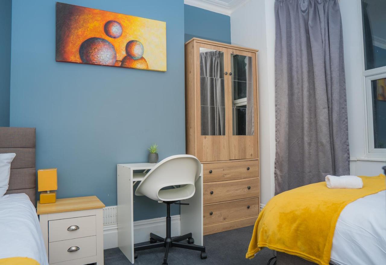The Private Villa, Northampton Centre, 9 Beds, 5 Bedrooms, Sleeps 12 외부 사진