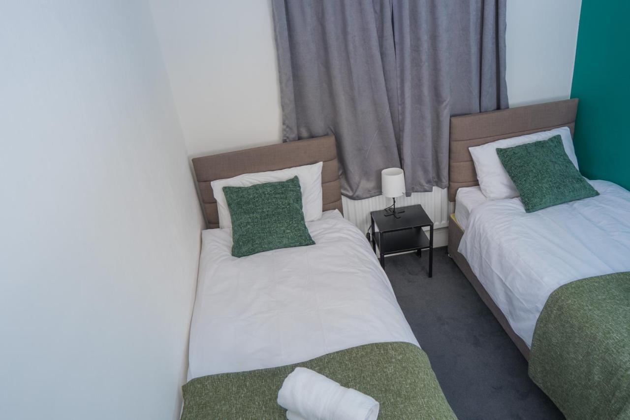 The Private Villa, Northampton Centre, 9 Beds, 5 Bedrooms, Sleeps 12 외부 사진