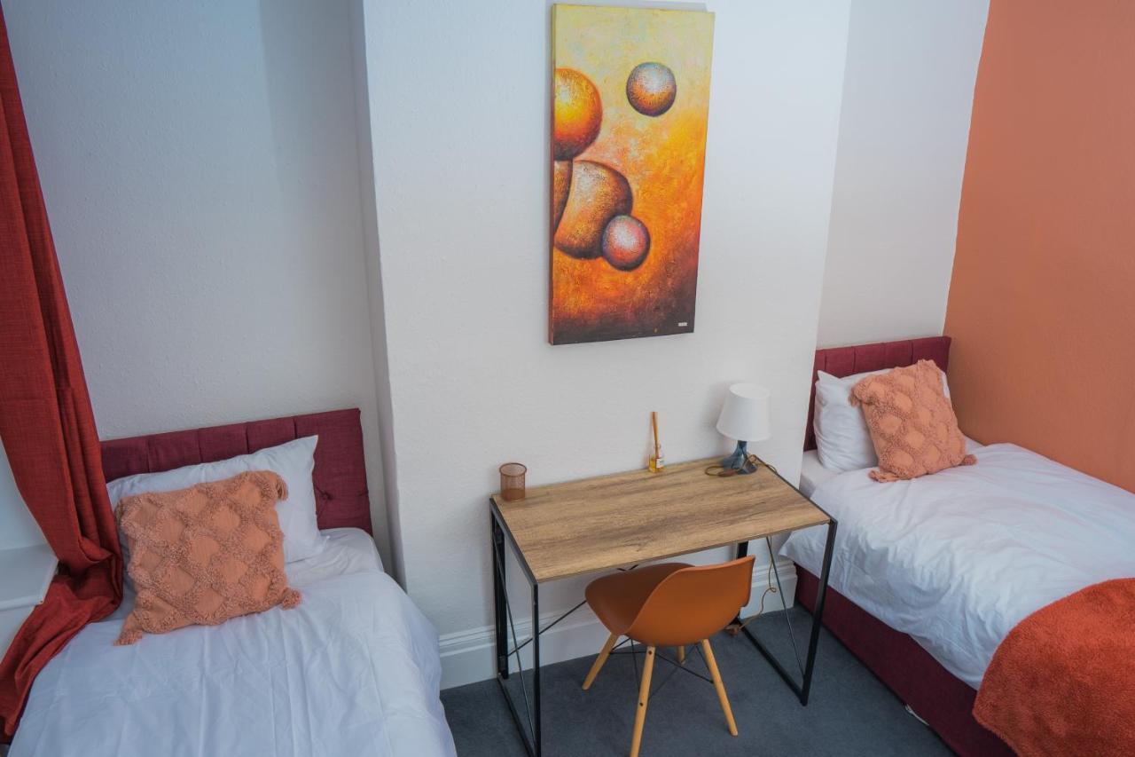 The Private Villa, Northampton Centre, 9 Beds, 5 Bedrooms, Sleeps 12 외부 사진
