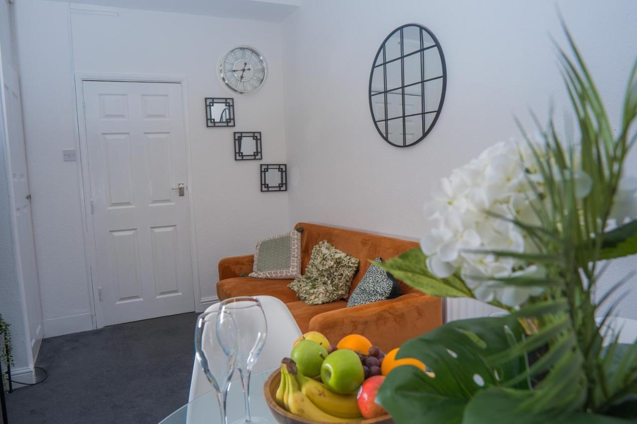 The Private Villa, Northampton Centre, 9 Beds, 5 Bedrooms, Sleeps 12 외부 사진