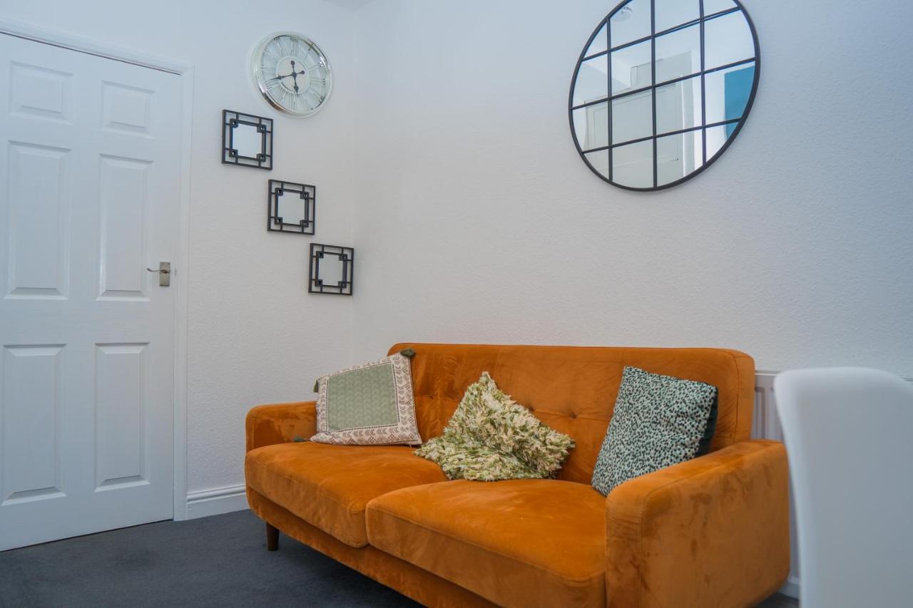 The Private Villa, Northampton Centre, 9 Beds, 5 Bedrooms, Sleeps 12 외부 사진