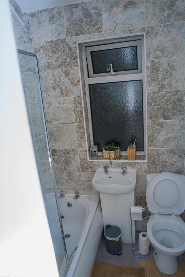 The Private Villa, Northampton Centre, 9 Beds, 5 Bedrooms, Sleeps 12 외부 사진