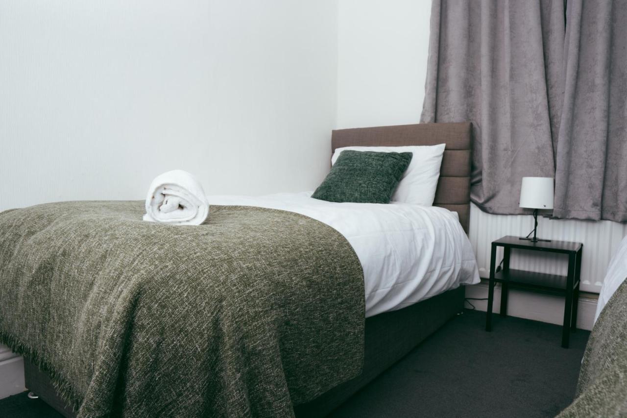 The Private Villa, Northampton Centre, 9 Beds, 5 Bedrooms, Sleeps 12 외부 사진