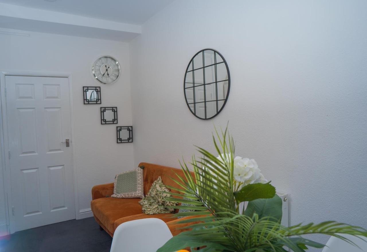 The Private Villa, Northampton Centre, 9 Beds, 5 Bedrooms, Sleeps 12 외부 사진