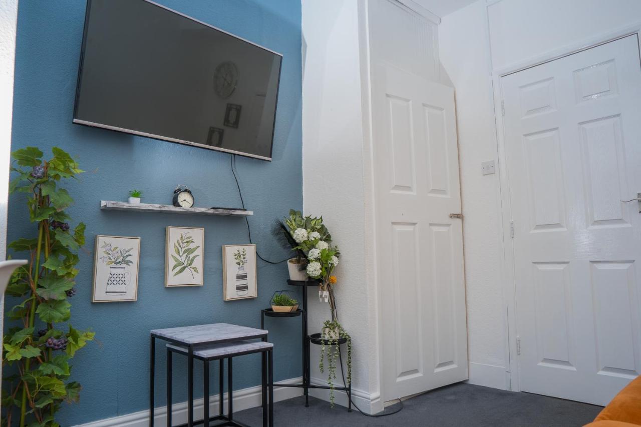 The Private Villa, Northampton Centre, 9 Beds, 5 Bedrooms, Sleeps 12 외부 사진