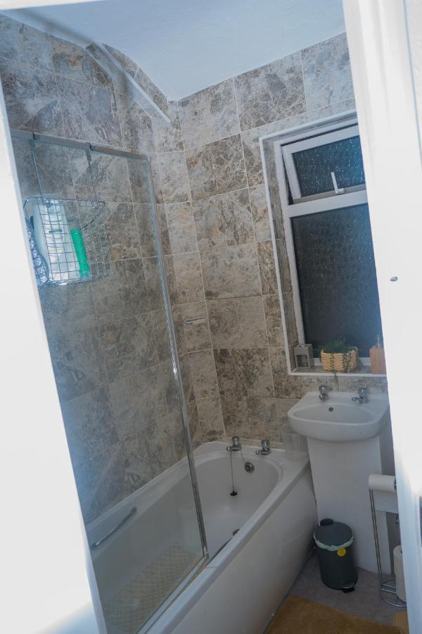 The Private Villa, Northampton Centre, 9 Beds, 5 Bedrooms, Sleeps 12 외부 사진