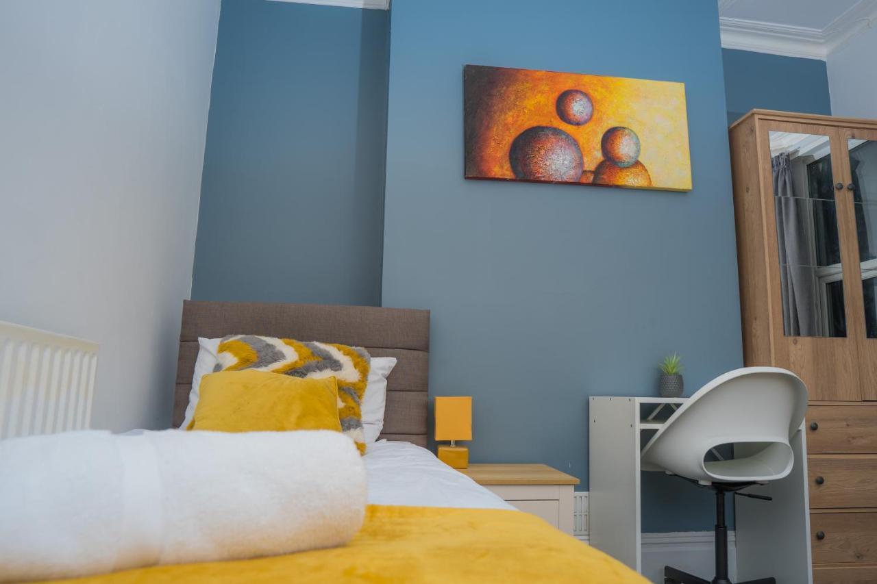 The Private Villa, Northampton Centre, 9 Beds, 5 Bedrooms, Sleeps 12 외부 사진