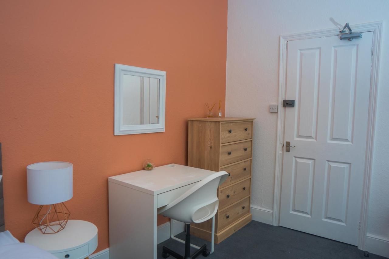 The Private Villa, Northampton Centre, 9 Beds, 5 Bedrooms, Sleeps 12 외부 사진
