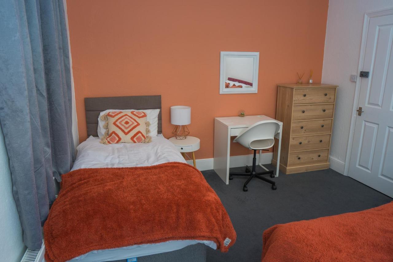 The Private Villa, Northampton Centre, 9 Beds, 5 Bedrooms, Sleeps 12 외부 사진