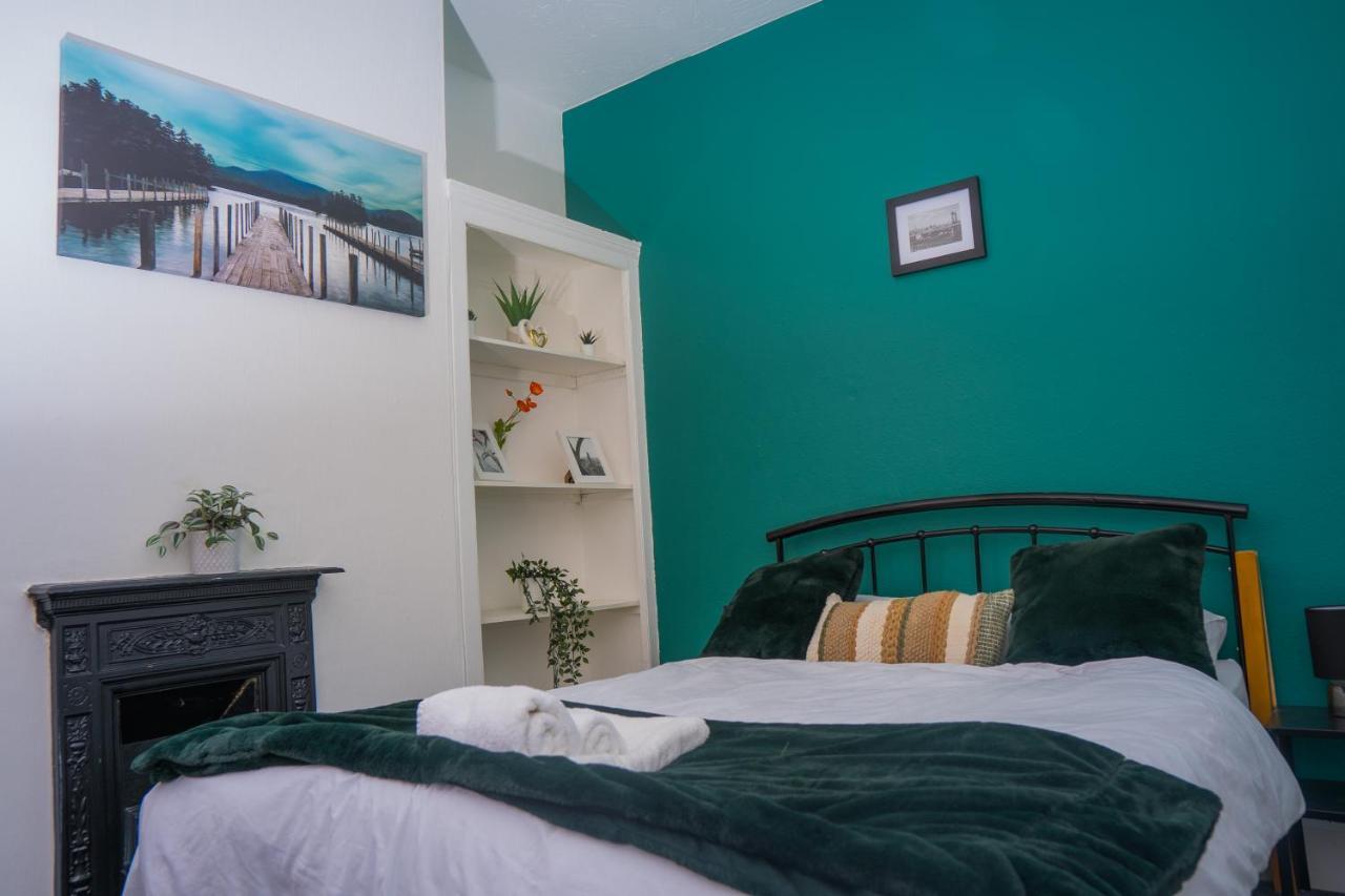 The Private Villa, Northampton Centre, 9 Beds, 5 Bedrooms, Sleeps 12 외부 사진