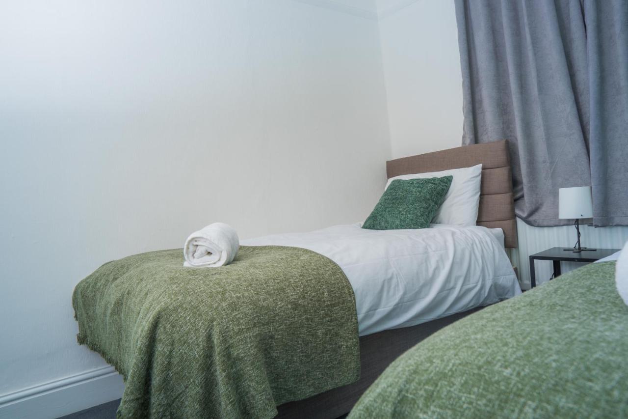 The Private Villa, Northampton Centre, 9 Beds, 5 Bedrooms, Sleeps 12 외부 사진