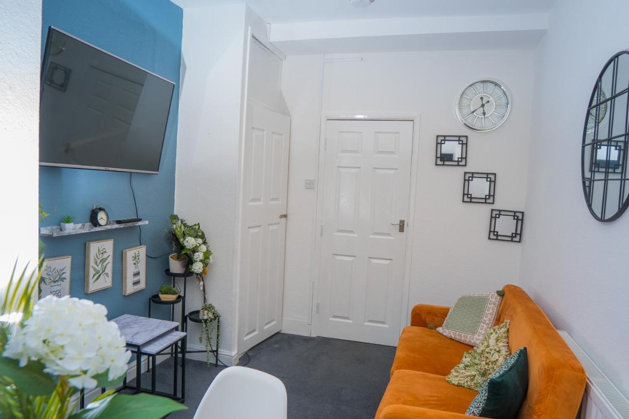 The Private Villa, Northampton Centre, 9 Beds, 5 Bedrooms, Sleeps 12 외부 사진