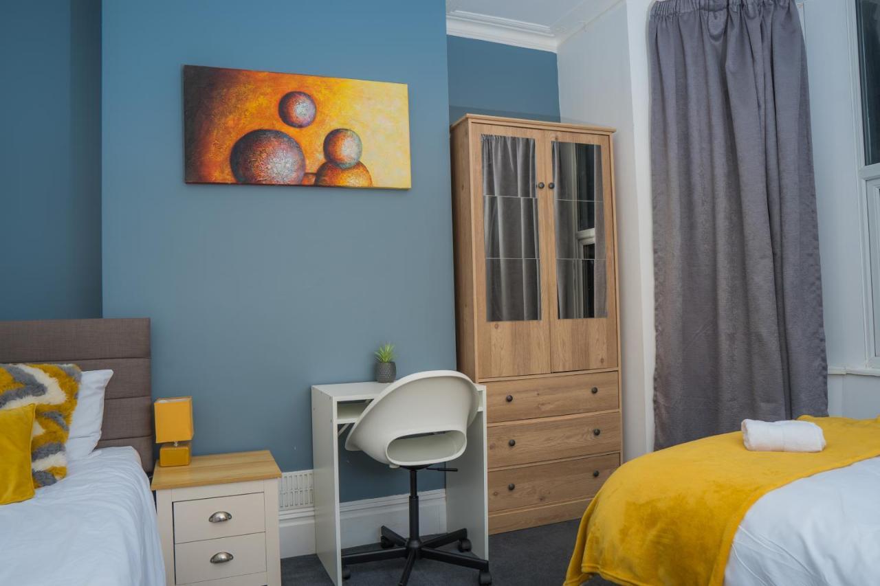 The Private Villa, Northampton Centre, 9 Beds, 5 Bedrooms, Sleeps 12 외부 사진