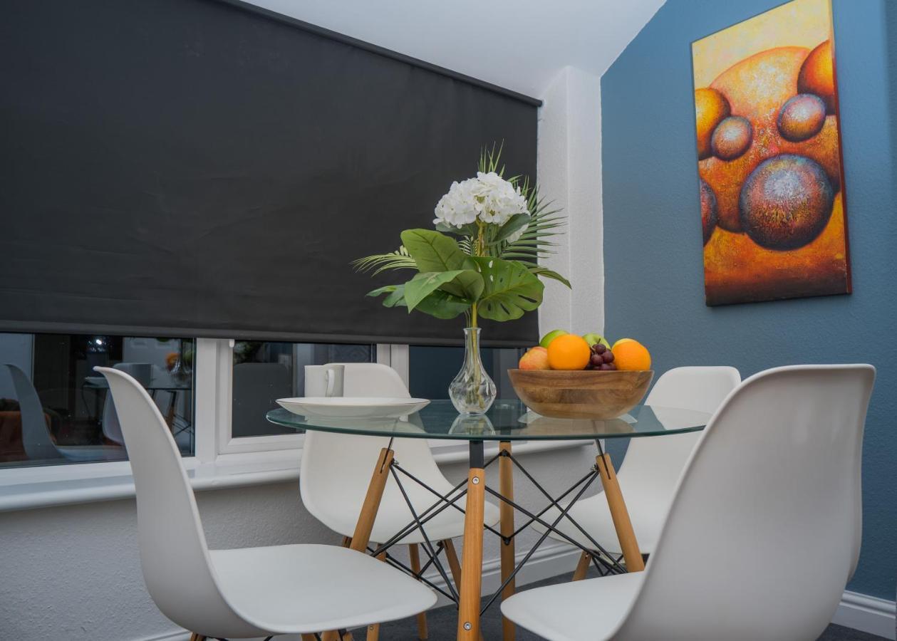 The Private Villa, Northampton Centre, 9 Beds, 5 Bedrooms, Sleeps 12 외부 사진