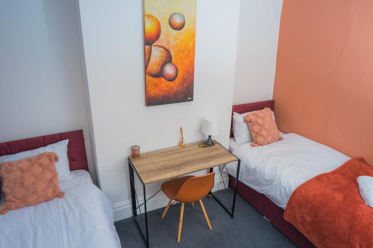 The Private Villa, Northampton Centre, 9 Beds, 5 Bedrooms, Sleeps 12 외부 사진