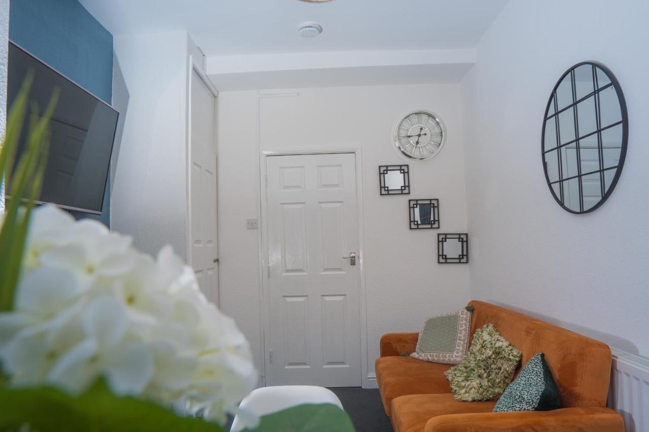 The Private Villa, Northampton Centre, 9 Beds, 5 Bedrooms, Sleeps 12 외부 사진