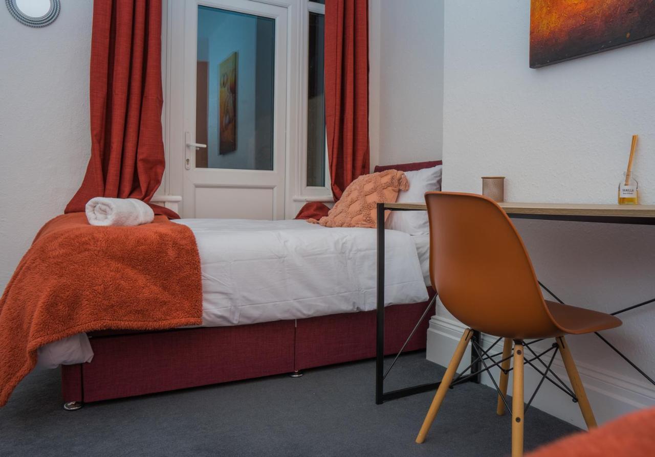 The Private Villa, Northampton Centre, 9 Beds, 5 Bedrooms, Sleeps 12 외부 사진