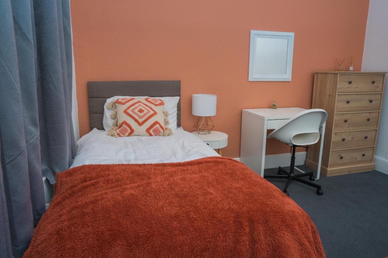 The Private Villa, Northampton Centre, 9 Beds, 5 Bedrooms, Sleeps 12 외부 사진