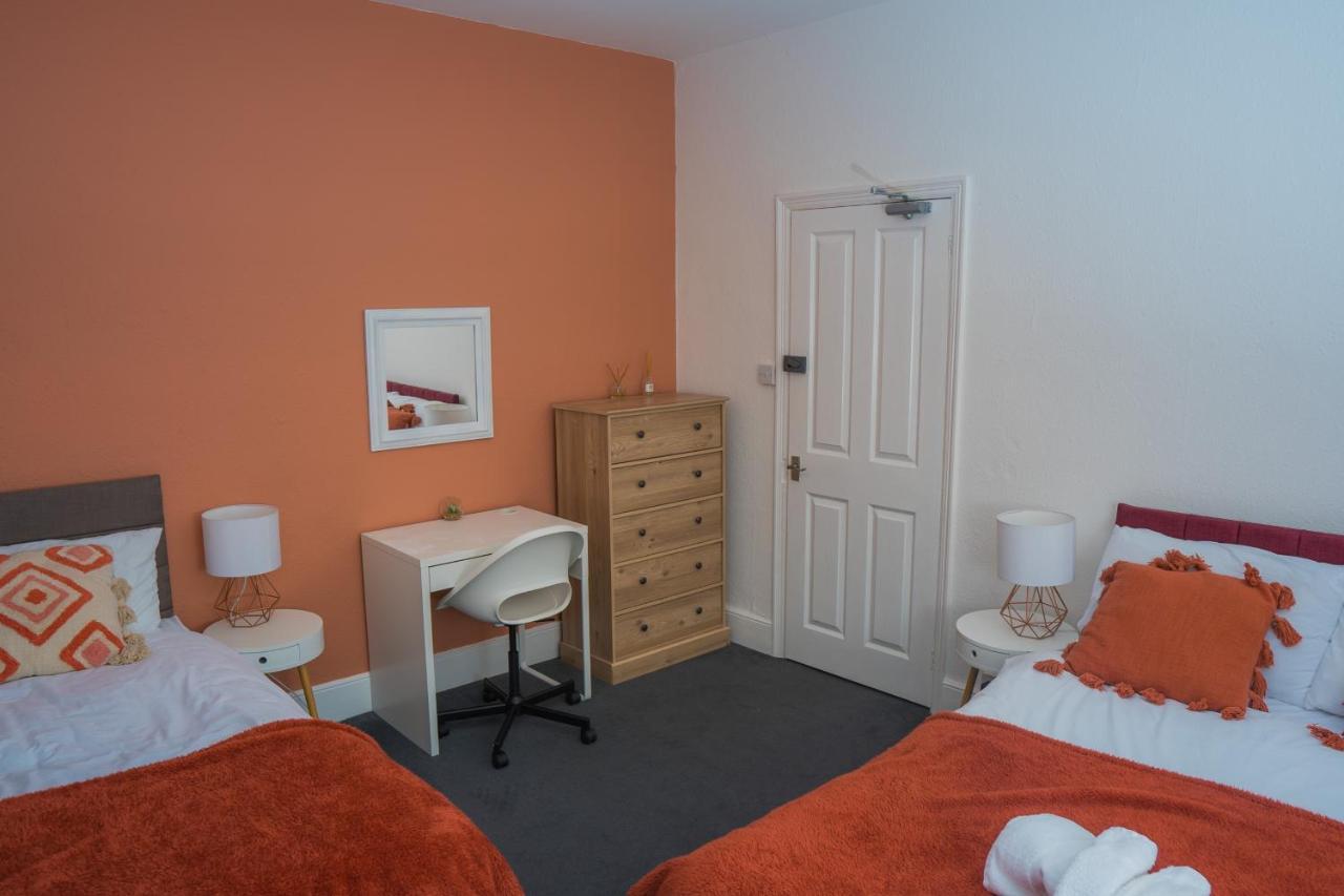The Private Villa, Northampton Centre, 9 Beds, 5 Bedrooms, Sleeps 12 외부 사진